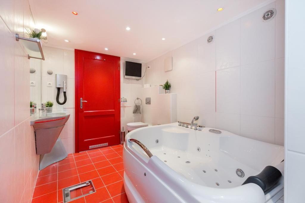 Space In Gozsdu Apartment Budapest Luaran gambar